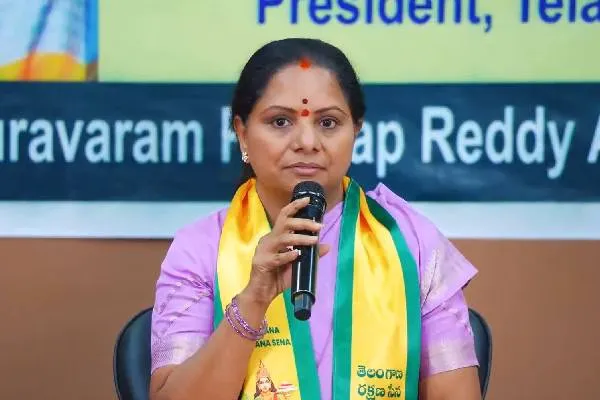 గులాబీ కనిపించకుండా పసుపు పూస్తున్న కవిత !