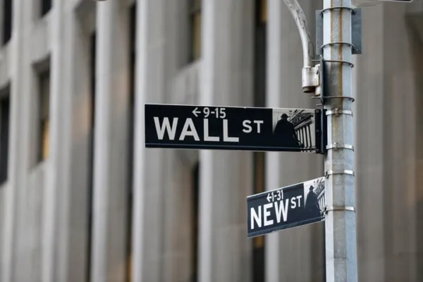 Stock Market Today: S&P 500, Dow, Nasdaq Futures Fall As Hot PCE Inflation Clouds Fed Rate Cut Hopes- Snowflake, Salesforce In Focus (UPDATED)