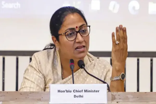 दिल्ली CM रेखा गुप्ता ने वायु प्रदूषण के खिलाफ निर्णायक अभियान शुरू किया