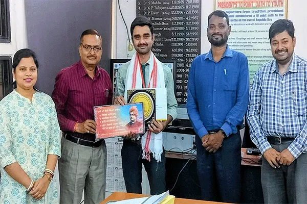 मारवाड़ी कॉलेज के छात्र प्रणव राम तिवारी संसद के सर्वश्रेष्ठ वक्ता का खिताब मिलने पर सम्मानित