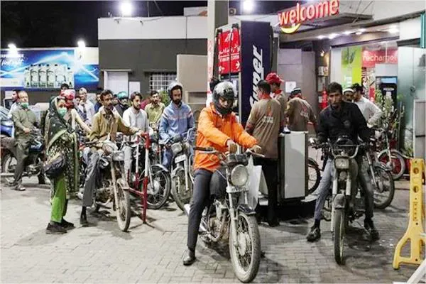 پاکستان: پٹرول اور ڈیزل کی قیمتوں میں ایک بار پھر اضافہ، 1 لٹر کی قیمت آپ کو چونکا دے گی