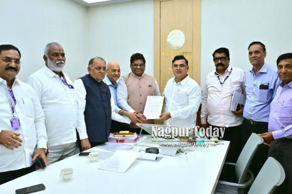 CAMIT Delegation Meets Minister Jaykumar Rawal Over APMC Traders' Issues
