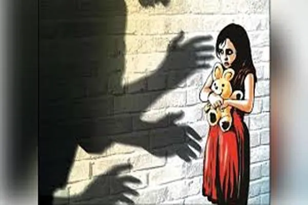 ୪ ବର୍ଷର ଶିଶୁକନ୍ୟାକୁ ଦୁଷ୍କର୍ମ ଘଟଣା : ଅଭିଯୁକ୍ତ ପାଇଁ ମୃତ୍ୟୁଦଣ୍ଡ ଦାବି କଲେ ମୃତ ଶିଶୁର ପିତା