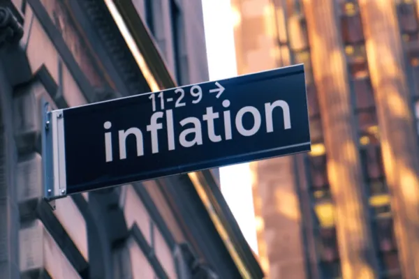 Crude Above $100 Sends Inflation Odds On Fire - But Traders Still Bet On Fed Rate Cuts