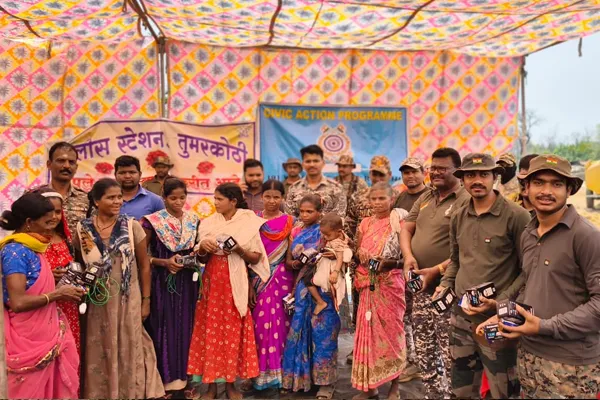 पोलिस दलाच्या प्रयत्नांनी तुमरकोठी गावात विद्युत सेवा सुरू