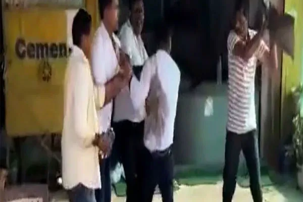 लखनौमध्ये वीज पथकावर हल्ला; जे.ई. जखमी
