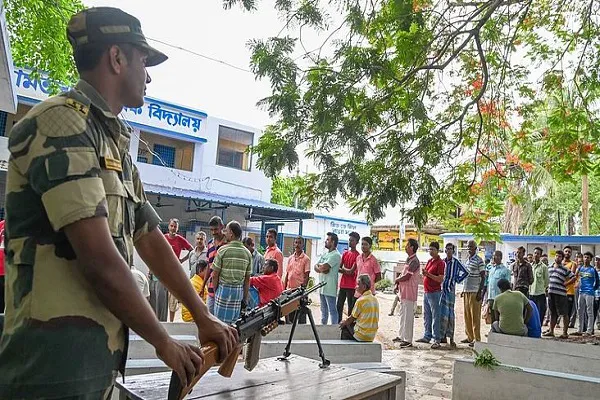 पश्चिम बंगाल में 15 बूथों पर शनिवार को पुनर्मतदान, धांधली की शिकायतों के बाद EC का फैसला
