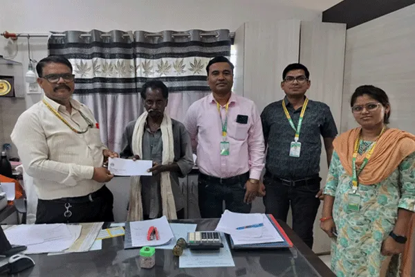 जिल्हा मध्यवर्ती सहकारी बँकेतर्फे कराडे यांना 2 लाखांचा धनादेश