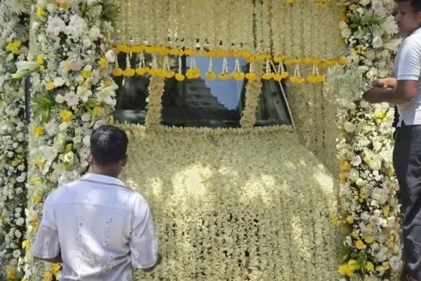 Legendary Singer Asha Bhosle Cremated in Mumbai With Full State Honours as Nation Bids Emotional Farewell