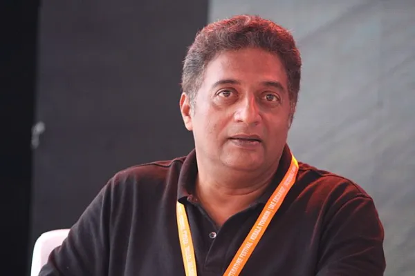 "தமிழகம் அரசியல் மயமாகவில்லை, ரசிகர் மயமாகிடுச்சு" வெற்றி பெற்றவர்களுக்கு வாழ்த்து.. ஆனா ஒரு குத்து.. பிரகாஷ் ராஜின் எகத்தாளம்..!!