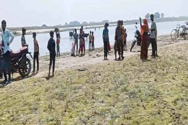 बिहार: बागमती नदी में पलटी नाव, महिला की मौत, कई लापता