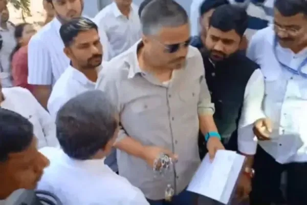سی بی آئی ہیڈکوارٹر کے باہر روہت پوار کا علامتی احتجاج