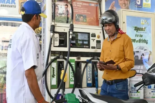 پٹرول اور ڈیزل کی قیمتوں میں 10 دنوں میں تیسری بار اضافہ