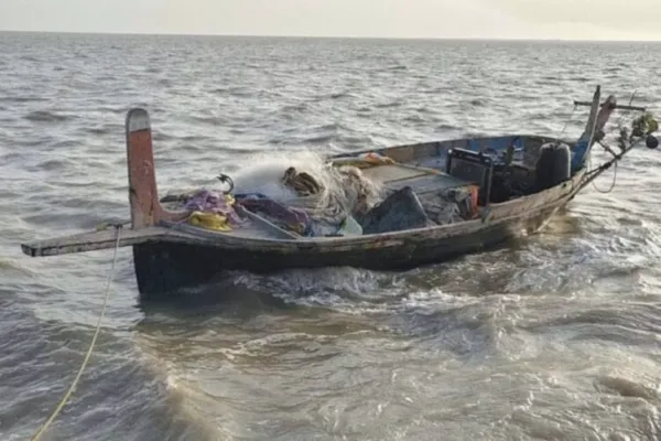കച്ച്‌ തീരത്ത് ഉപേക്ഷിക്കപ്പെട്ട നിലയില്‍ പാകിസ്താനി ബോട്ട് ; ജാഗ്രത നിര്‍ദ്ദേശം ; മേഖലയില്‍ സുരക്ഷ ശക്തമാക്കി ബിഎസ്‌എഫ്