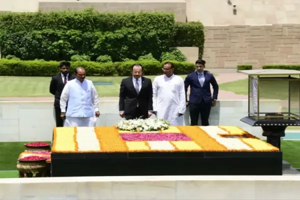 قبرص کے صدر نکوس کرسٹوڈولائڈس نے مہاتما گاندھی کو خراج عقیدت پیش کیا