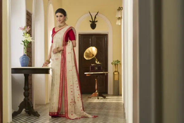 সামনেই পয়লা বৈশাখ : লাল-পাড় সাদা শাড়িকে নতুনভাবে তুলে ধরলো তানায়রা