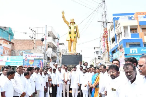 ఆధునిక భారత నిర్మాణ శిల్పి మాజీ ప్రధాని రాజీవ్ గాంధీ