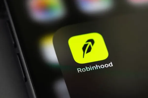 Robinhood Launches Platinum Card, Family Accounts - HOOD Falls 4% Anyway