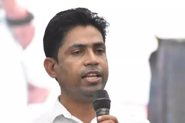 రీపోలింగ్‌కు ముందే తృణమూల్ పుష్ప హ్యాండ్సప్