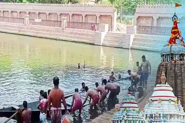 ଚୈତ୍ର ପୂର୍ଣ୍ଣିମାରେ ଡଙ୍ଗା ପାଣିରେ ଭାସିବା ପାଇଁ ପ୍ରସ୍ତୁତ