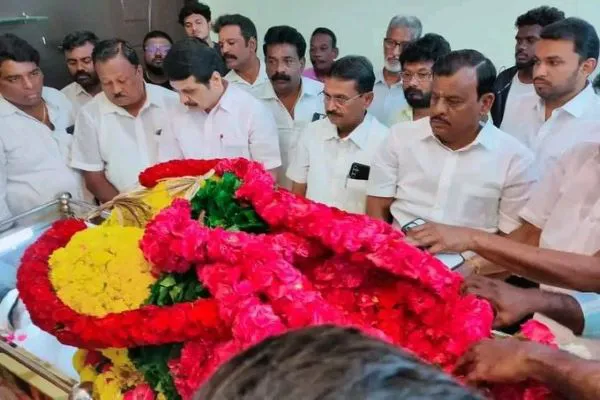 மறைந்த கோவை செல்வராஜின் உடலுக்கு செந்தில் பாலாஜி அஞ்சலி!