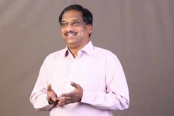 ప్రొఫెసర్ టు పేటీఎం కూలీ - ఇలా ఎలా ?