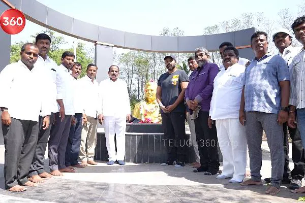 దాసరి సమాధికి సేవలకు మనోజ్ , విష్ణు పోటీ