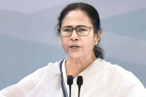 "ஒரே நேரத்துல 3 மாநில முதல்வர்கள் காலி.. மம்தா பானர்ஜியை தட்டித்தூக்கிய சுவேந்து அதிகாரி.. இந்திய அரசியலே ஆடிப்போன அந்த 'ப்ளாட் ட்விஸ்ட்..!'!"