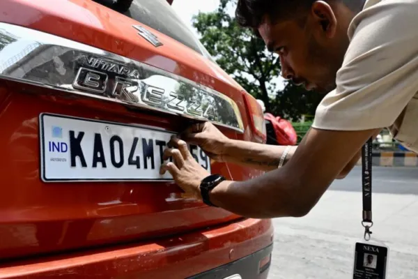 ಎಚ್ ಎಸ್ ಆರ್ ಪಿ ಕಡ್ಡಾಯ ಆದೇಶ ದಿಢೀರ್ ವಾಪಸ್ ನಿಯಮ ಪಾಲಿಸಿದ ಪ್ರಾಮಾಣಿಕ ವಾಹನ ಸವಾರರಿಗೆ ಸರ್ಕಾರದ ಉಂಡೆ ನಾಮ ಗ್ಯಾರಂಟಿ ಆಯ್ತು!