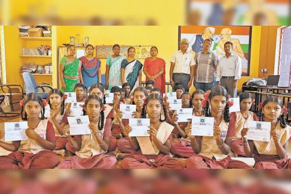 பள்ளியிலேயே வங்கிக் கணக்கு: வழிகாட்டு நெறிமுறை வெளியிட்ட கல்வித்துறை!