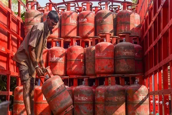 LPG की किल्लत की अफवाहों के बीच केंद्र का बड़ा एक्शन, राज्यों को दी सख्त चेतावनी