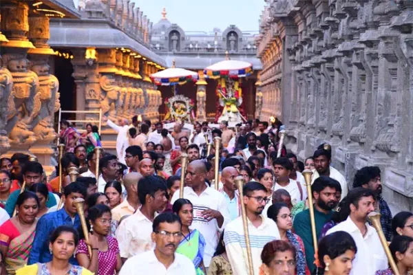 యాదాద్రి ఆలయంలో భక్తుల భారీ రద్దీ.. దర్శనానికి 3 గంటలు
