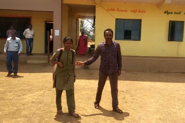 ಅಪಘಾತದಲ್ಲಿ ತಂದೆ ಸಾವು, ಹೃದಯಾಘಾತದಿಂದ ತಾಯಿ ಸಾವು. ನೋವಿನಲ್ಲೂ ಪರೀಕ್ಷೆ ಬರೆದ ವಿದ್ಯಾರ್ಥಿಗಳು!