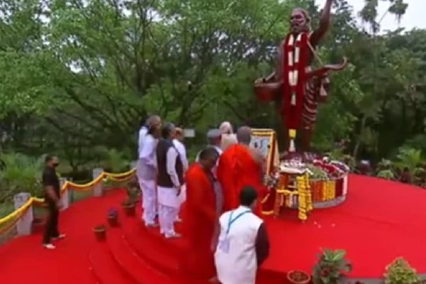 ಬೆಂಗಳೂರಿಗೆ ಬಂದಿಳಿದ ಪ್ರಧಾನಿಗೆ ತುಂತುರು ಮಳೆಯ ಸ್ವಾಗತ: ಕನಕದಾಸ, ವಾಲ್ಮೀಕಿ ಪ್ರತಿಮೆಗೆ ಮೋದಿ ಪುಷ್ಪಾರ್ಚನೆ