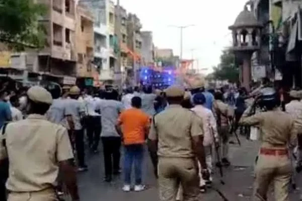 ರಾಮನವಮಿ ಮೆರವಣಿಗೆ ಮೇಲೆ ಕಲ್ಲು ತೂರಾಟ; ಪರಿಸ್ಥಿತಿ ಹತೋಟಿಗೆ ತರಲು ಪೊಲೀಸರಿಂದ ಹರಸಾಹಸ!