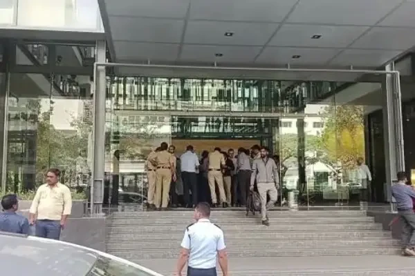 ಶೋಭಾ ಡೆವಲಪರ್ಸ್ ಕಚೇರಿ ಮೇಲೆ ಐಟಿ ದಾಳಿ; ತೆರಿಗೆ ವಂಚನೆ ಕುರಿತು ಅಧಿಕಾರಿಗಳಿಂದ ಪರಿಶೀಲನೆ