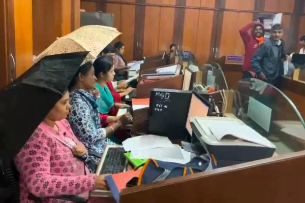 ಕಚೇರಿ ಒಳಗಡೆ ಕೊಡೆ ಹಿಡಿದು ಕೆಲಸ ಮಾಡುವ ಸಿಬ್ಬಂದಿ; ಕಾರಣ ಕೇಳಿದ್ರೆ ಹೀಗೂ ಉಂಟಾ ಅಂತಿರಾ..!