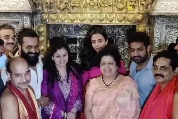 ಉಡುಪಿ ಶ್ರೀ ಕೃಷ್ಣ ಮಠಕ್ಕೆ ಸ್ಟಾರ್​ ನಟರ ಭೇಟಿ: ಜೂ. ಎನ್​ಟಿಆರ್​ ಅಮ್ಮನ ಆರ್ಶಿವಾದ ಪಡೆದ ರಿಷಭ್ ಶೆಟ್ಟಿ