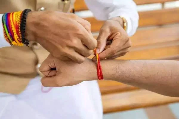 क्या आप जानते हैं कि मंदिर में मिलने वाले धागे को हाथ पर कितनी देर तक बांधना चाहिए? क्या आप जानते हैं कि मंदिर में मिलने वाले धागे को हाथ पर कितनी देर तक बांधना चाहिए?