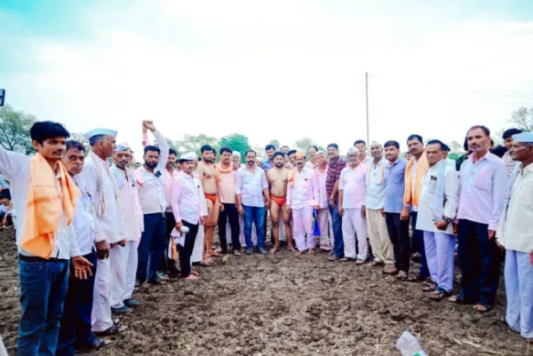 जवळवाडीत यात्रोत्सवानिमित्त कुस्त्यांचा हंगामा