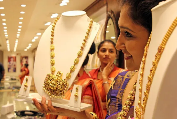 GOLD RATE: மீண்டும் குறைந்த விலை. நகைக்கடை பக்கம் போகலாமா?