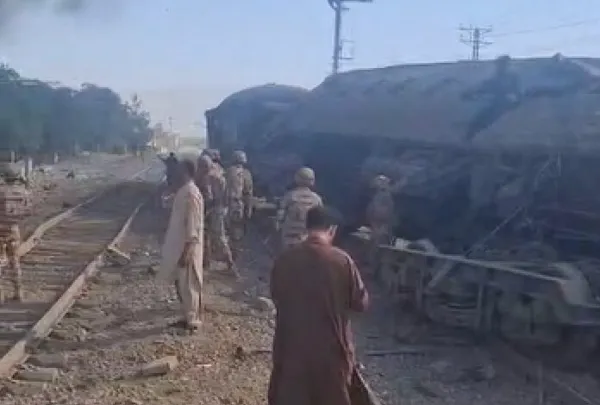 پاکستان میں طاقتور ٹرین دھماکہ - عید منانے جارہے فوجی اور ان کے افراد خاندان نشانہ بن گئے ؛ 24 افراد جاں بحق درجنوں زخمی