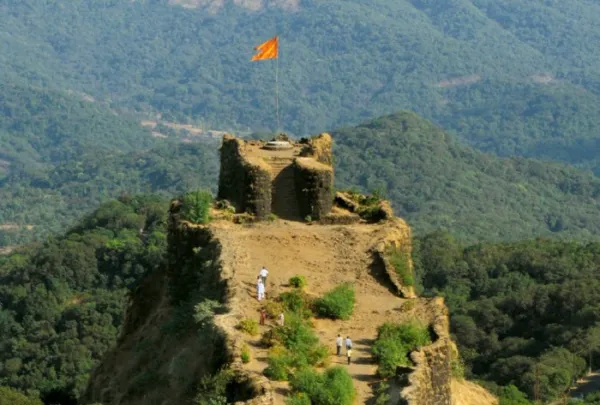 प्रतापगडाच्या संवर्धनासाठी कोट्यवधी रुपयांचा निधी; मात्र काम निकृष्ट प्रतीचे !