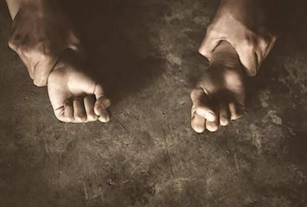 മഴയത്ത് അഭയം തേടിയെത്തിയ പെണ്‍കുട്ടിയെ 5 പേര്‍ ചേര്‍ന്ന് കൂട്ടബലാത്സംഗം ചെയ്തു