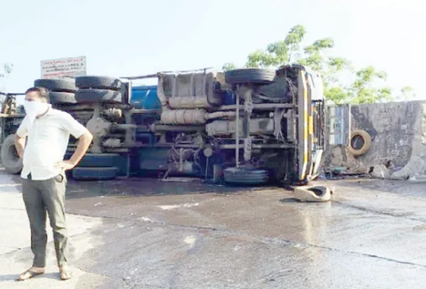 घोणसे घाटात डिझेल टँकर झाला पलटी