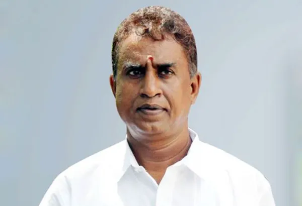 கரூர் மாவட்டத்தை சேர்ந்த அபிநயாவை பாராட்டிய அமைச்சர் வேலுமணி!