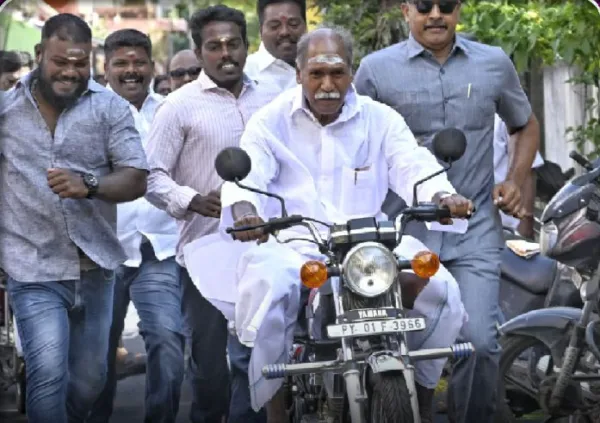 யமஹா RX100 பைக்கில் சென்று வாக்களித்த ரங்கசாமி