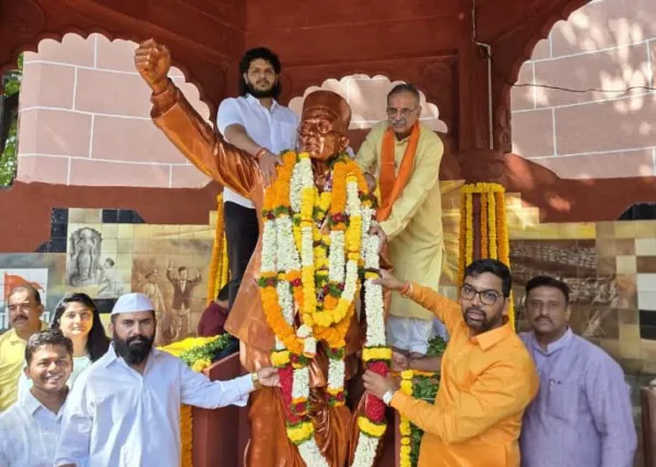 स्वातंत्र्यवीर सावरकरांना अभिवादन; 'भारतरत्न' देण्यासाठी पाठपुरावा करणार