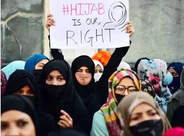 برطانیہ میں انگریز نسل پرستوں کی ریلی میں مسلمان خواتین کے برقعوں کی توہین