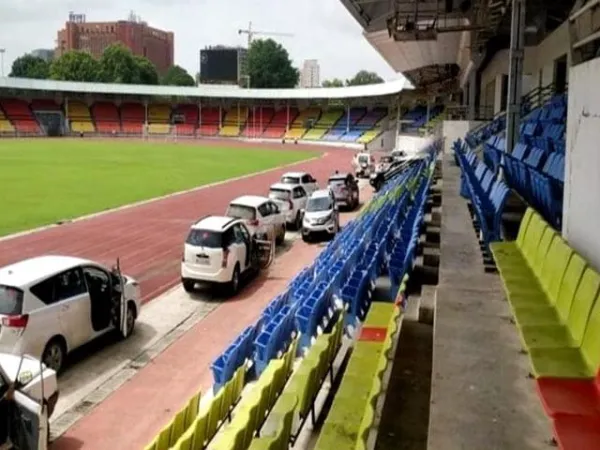 ಅಥ್ಲೆಟಿಕ್​ ಟ್ರಾಕ್‌ ಮೇಲೆ VIP ಗಳ ಕಾರು..!